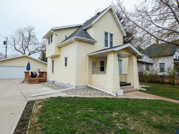 821 E 3rd St, Canton, SD 57013