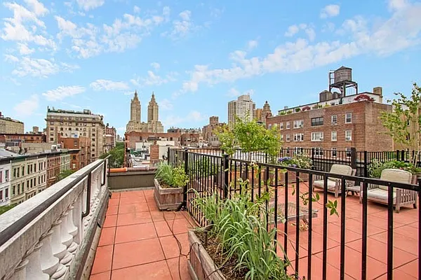 Sold by Compass | media 10