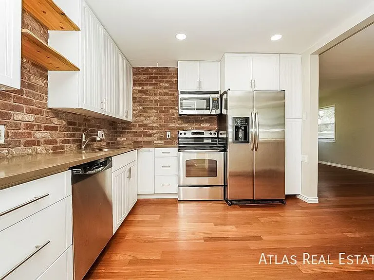 8900 Poze Blvd — Photo 7