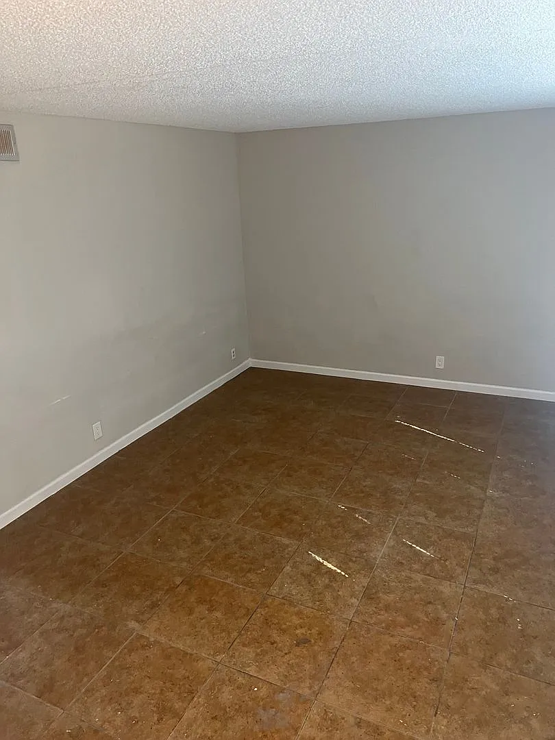 3 Bedroom 1.5 Bathroom Cheyenne & Civic Center — Photo 4