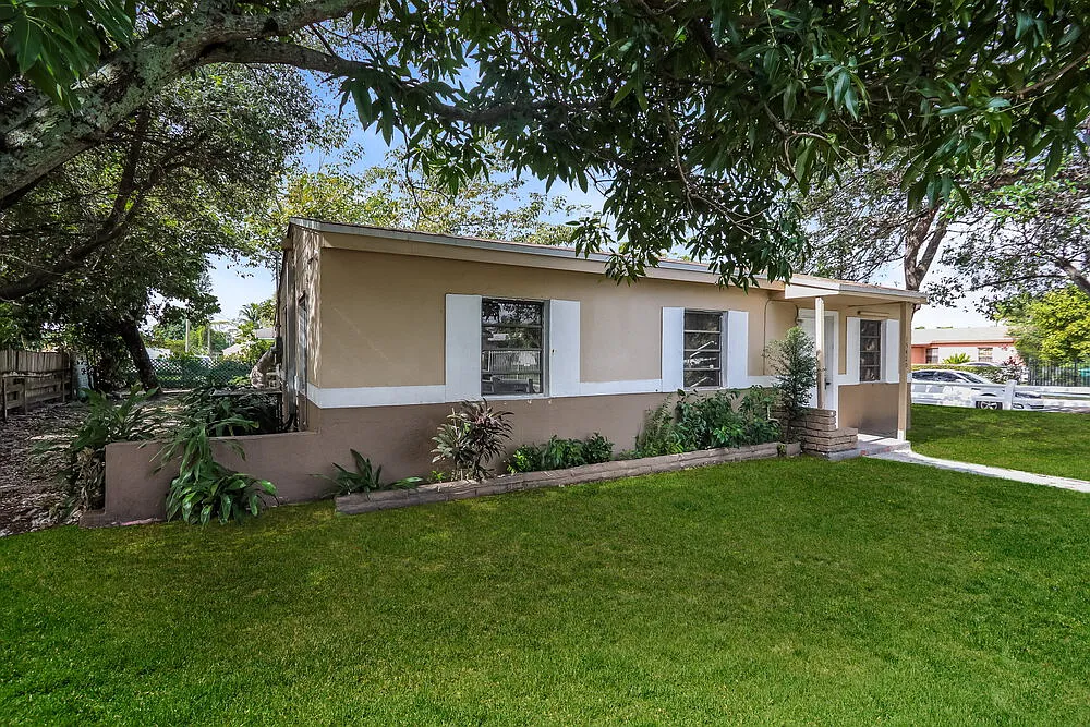 3 bed, 1.0 bath, 971 sqft, $3,690 — Photo 2