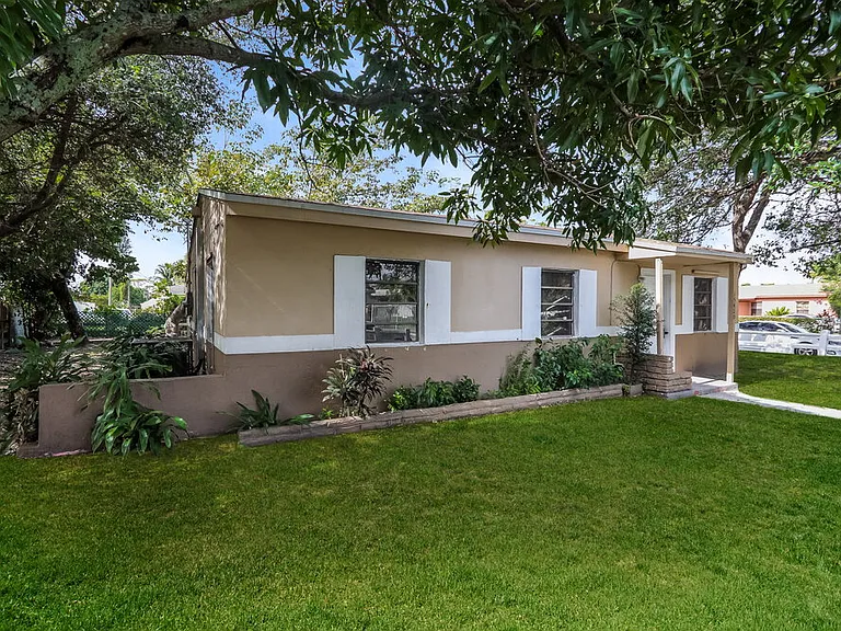 15420 NW 27th Pl — Photo 2