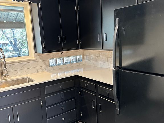 5th image of 1506 Camellia Dr