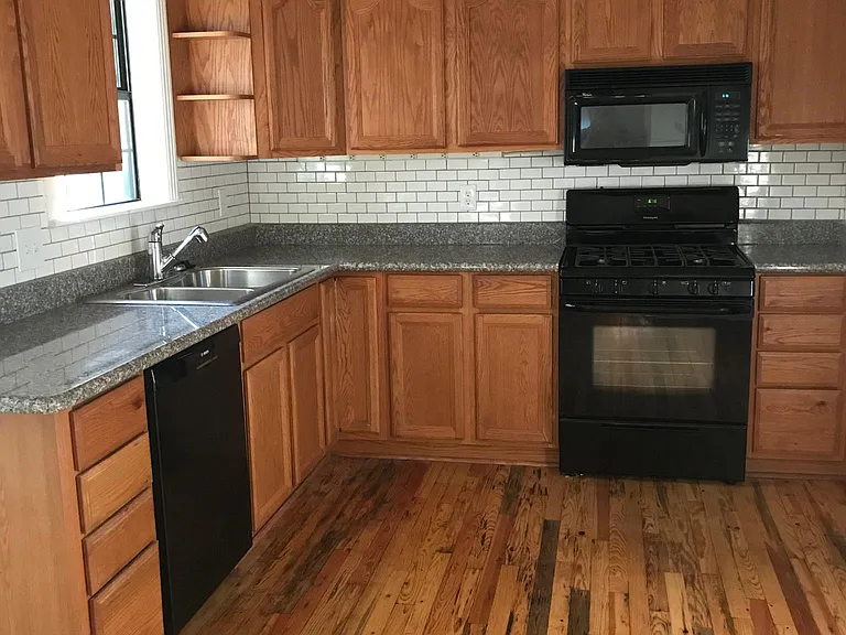 Kitchen/Black appliances/Gas Stove