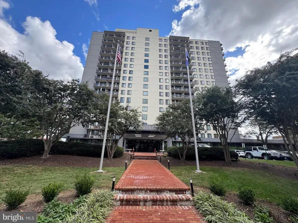 801 N Pitt St APT 401, Alexandria, VA 22314
