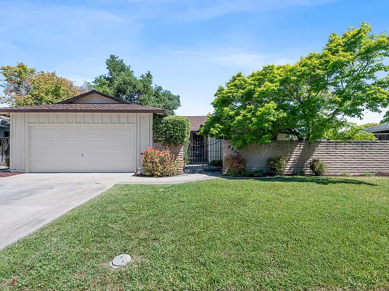 4517 Catalina Dr — Photo 1