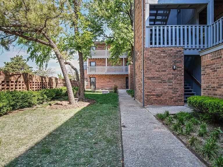 Meridian Place Apartments — Photo 27