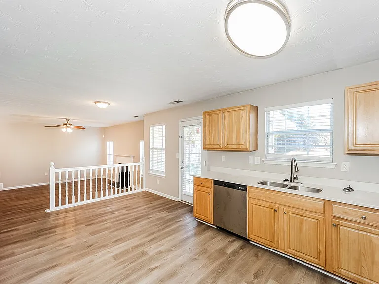 4021 Castle Way — Photo 7
