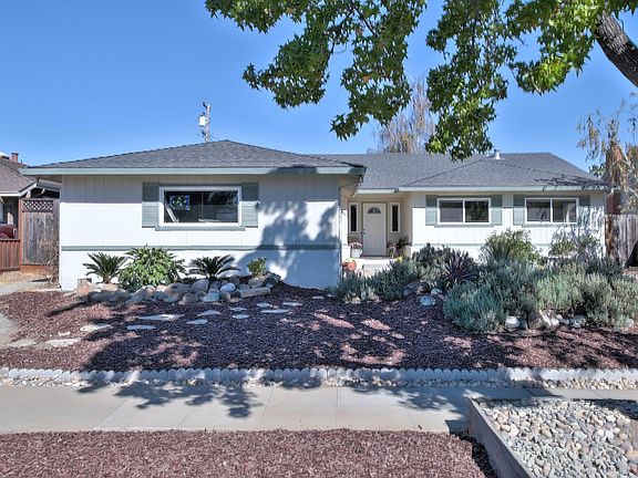 3rd image of 1583 Shaw Dr