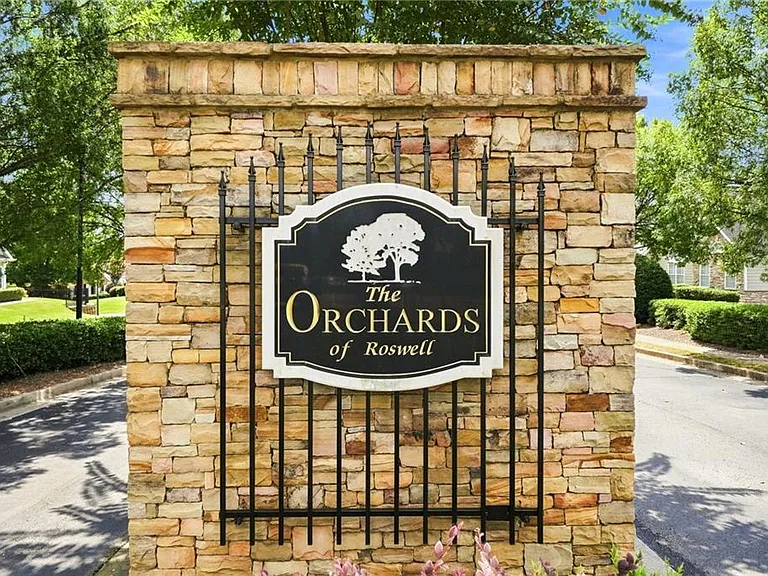 3204 Village Ln — Photo 48