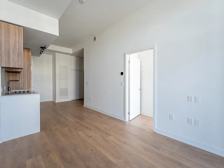 1037 The Queensway #910 — Photo 17