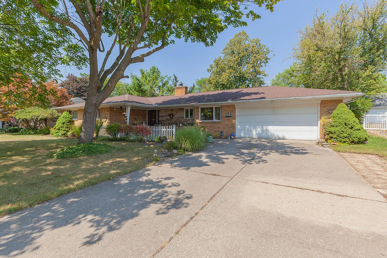 916 Hillcrest Dr photo 1