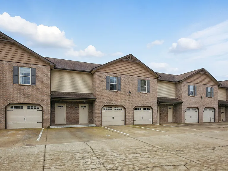 850 Tracy Ln #10 — Photo 1