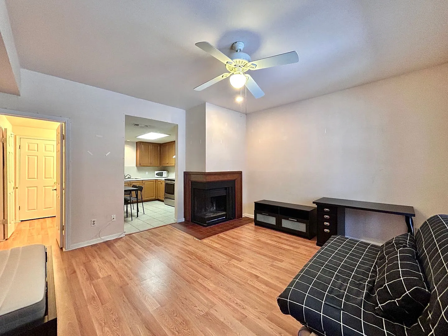 Cozy Studio Near the University Fireplace, Washer/Dryer & Walk-In Closet in Austin! — Photo 3