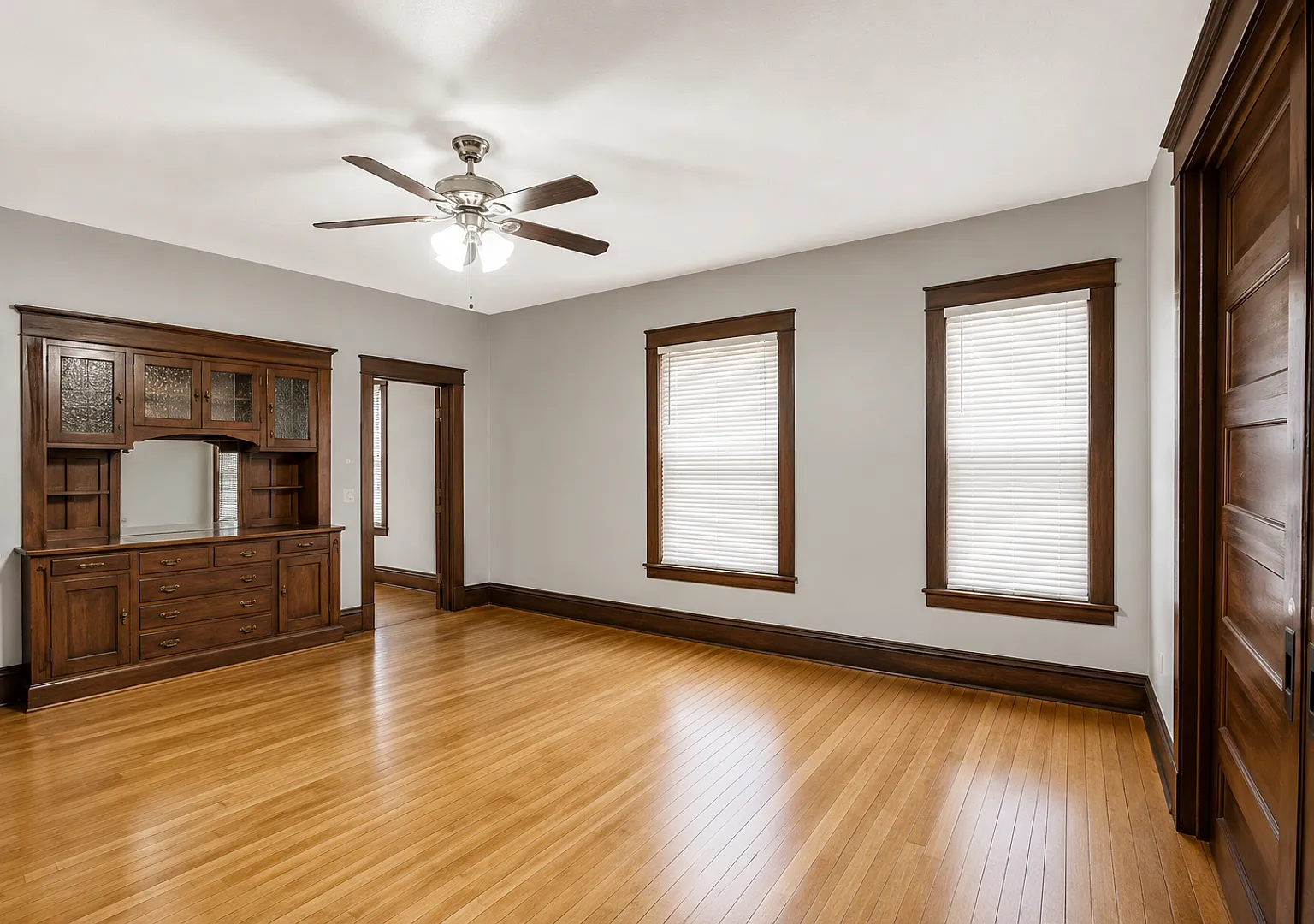 June 2023 ~ Cute 4 bedroom house. Spacious bedrooms. In unit laundry and dishwasher. — Photo 4