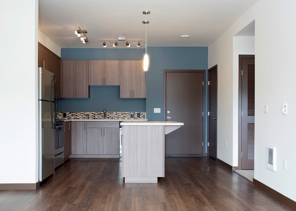 1st image of 736 8th Ave NE Unit 323