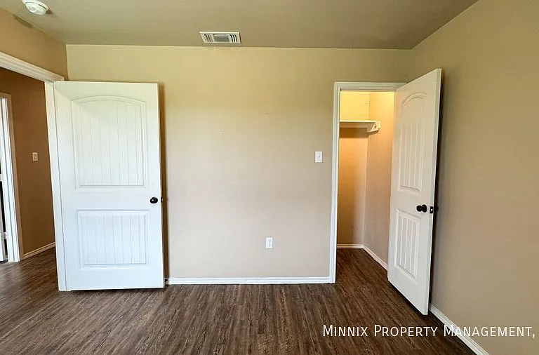 2413 N Avenue O — Photo 13