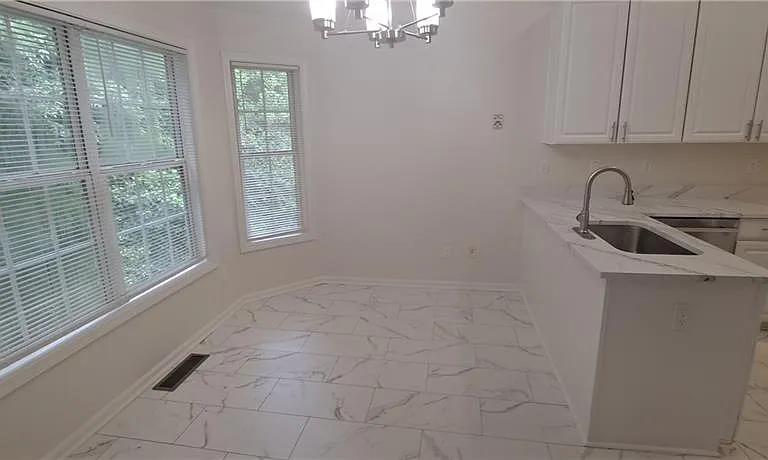 1050 Hillary Ln — Photo 6