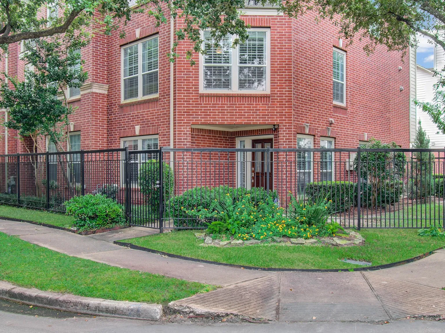 2 bed, 2.5 bath, 2084 sqft, $3,200 — Photo 1