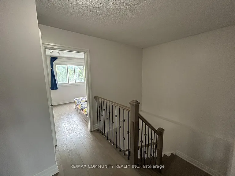 80 Raleigh Cres S — Photo 10