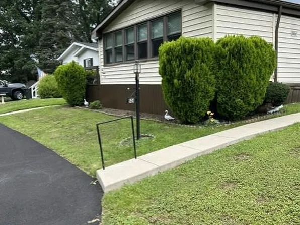 526 Ramblewood Ln, North Wales, PA 19454