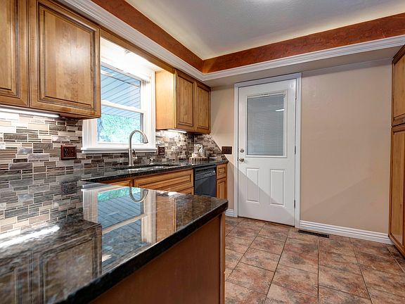 4th image of 5367 N Lakewood Dr