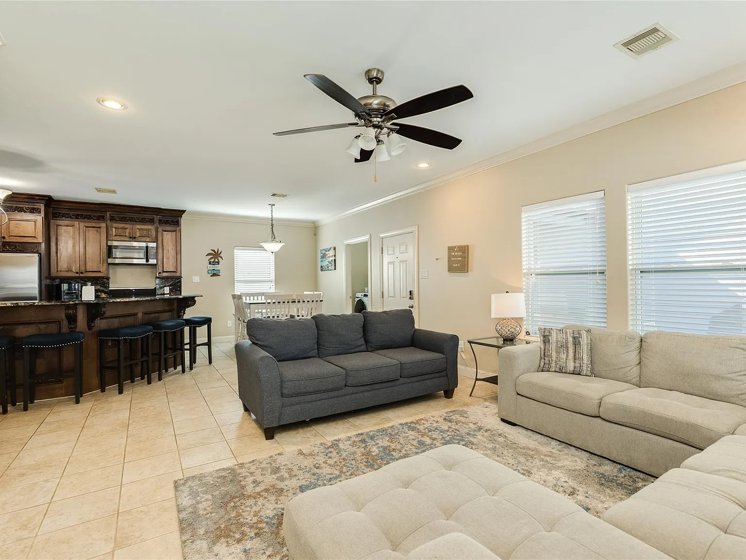 3 bed, 2.5 bath, 2313 sqft, $4,000 — Photo 4