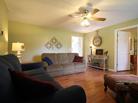 3rd image of 109 Pebble Brook Dr