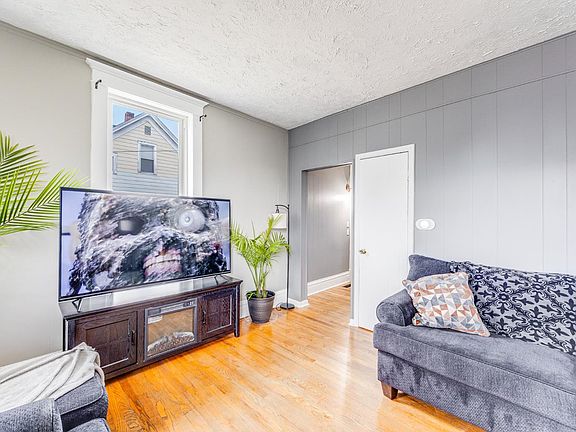 4th image of 205 E 12th St