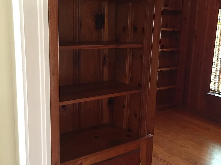 Beautiful wood paneling and built in shelving in 3rd bedroom
Makes a great office!