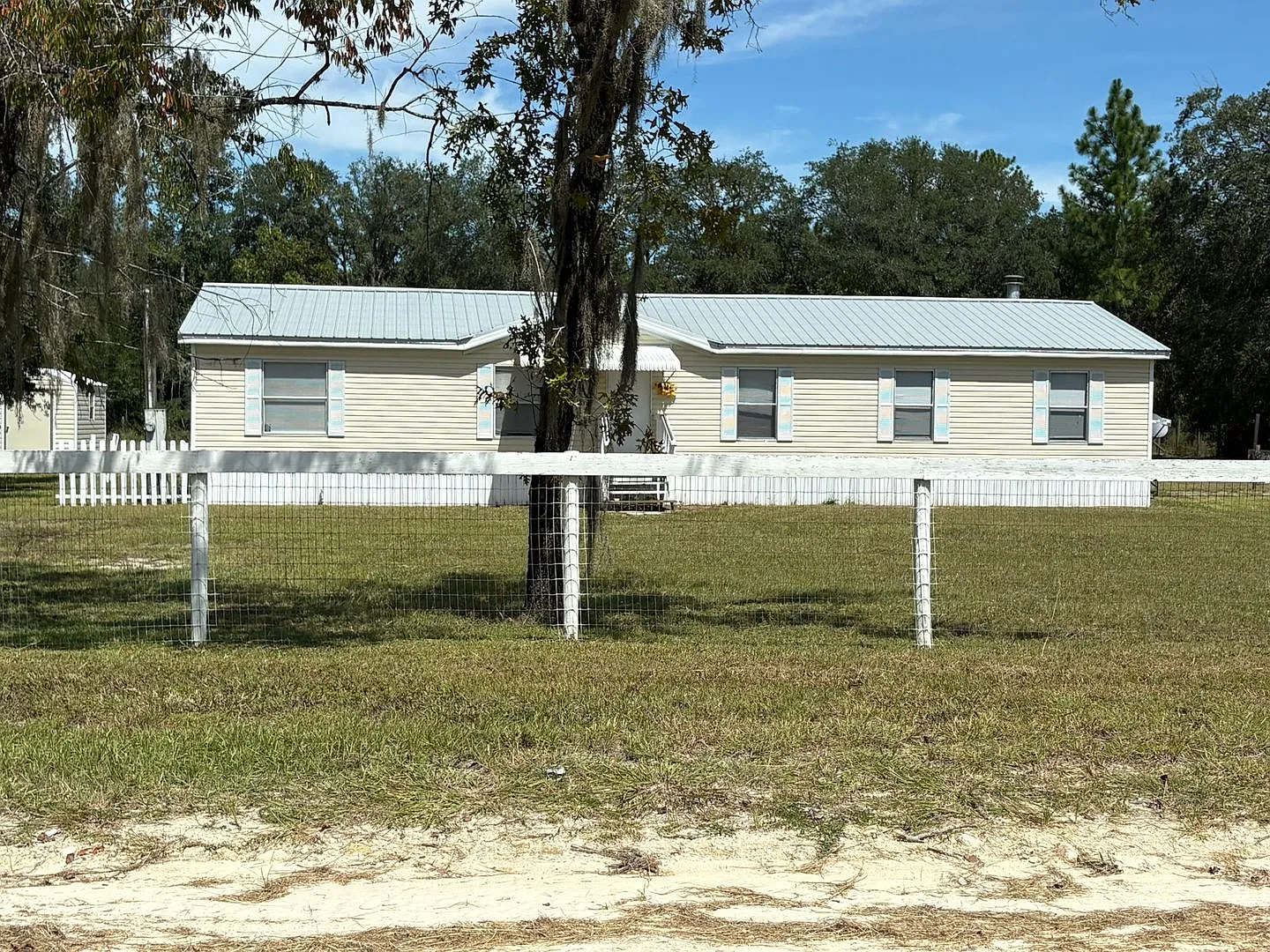 4/2 on over 1 acres — Photo 2