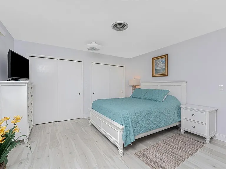 1720 Florence Ave — Photo 29