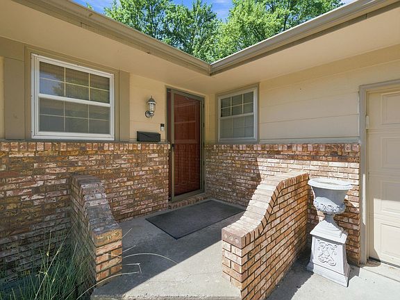 3rd image of 605 N Willow Dr