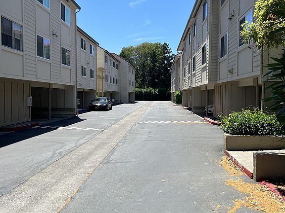 5th image of 785 N Fair Oaks Ave APT 1
