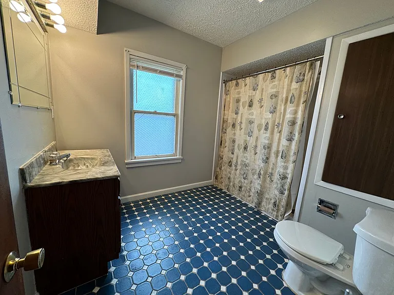 220 John St — Photo 16