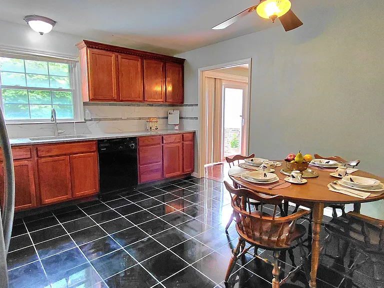 874 Hollyridge Dr — Photo 9