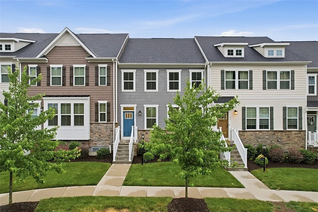 3 bed, 2.5 bath, 2706 sqft, $3,000 — Photo 1