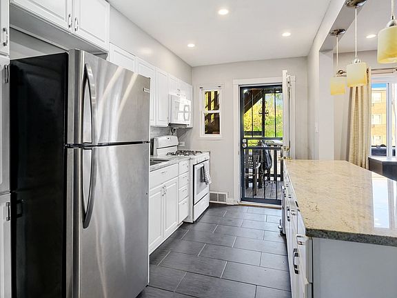 3rd image of 2432 W Berwyn Ave #1S