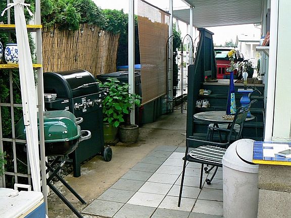  tiled covered patio area