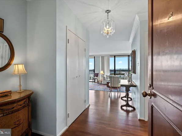 400 Madison St APT 802, Alexandria, VA 22314