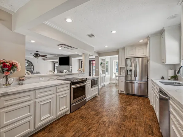 300 Brook Hollow Dr, Conroe, TX 77385