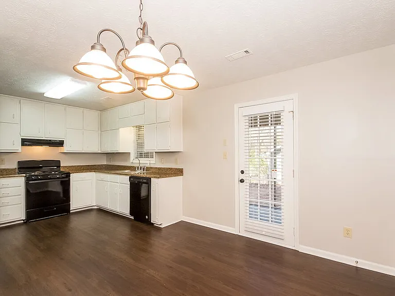 470 Rosehill Dr — Photo 5