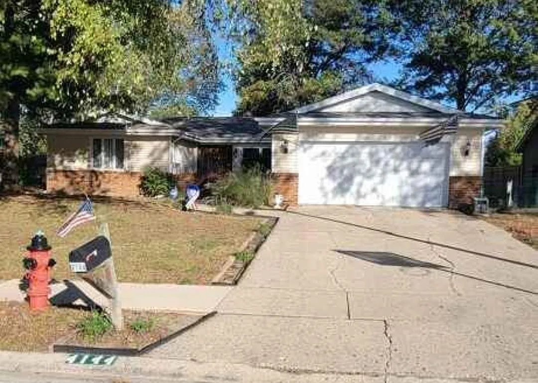 3 bed, 1828 sqft, $2,000 — Photo 1