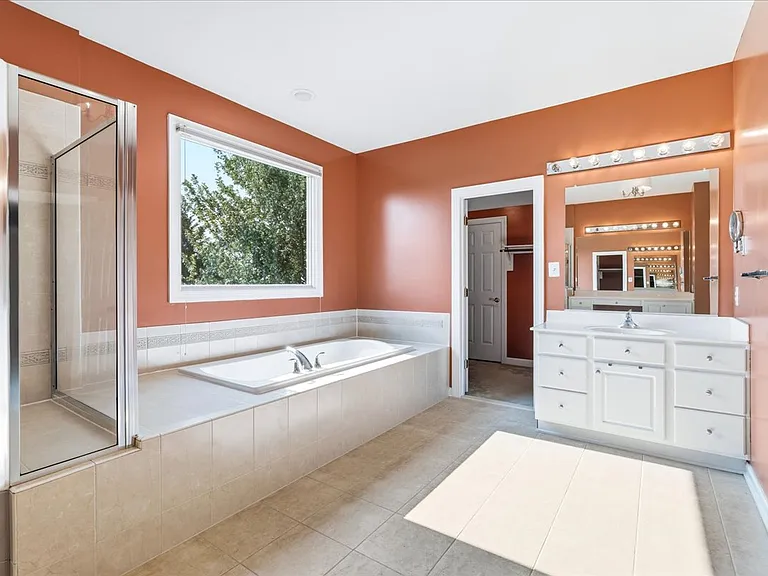 Primary en-suite bathroom