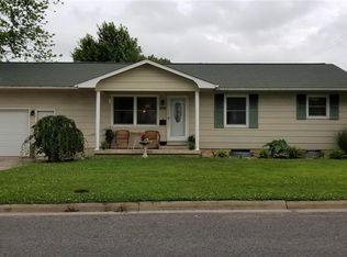 315 W Maple St, Nashville, IL 62263