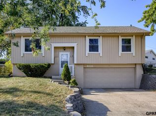 8106 Wildewood Dr, Omaha, NE 68127