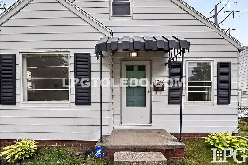 3 bed, 1.0 bath, 1030 sqft, $1,350 — Photo 2