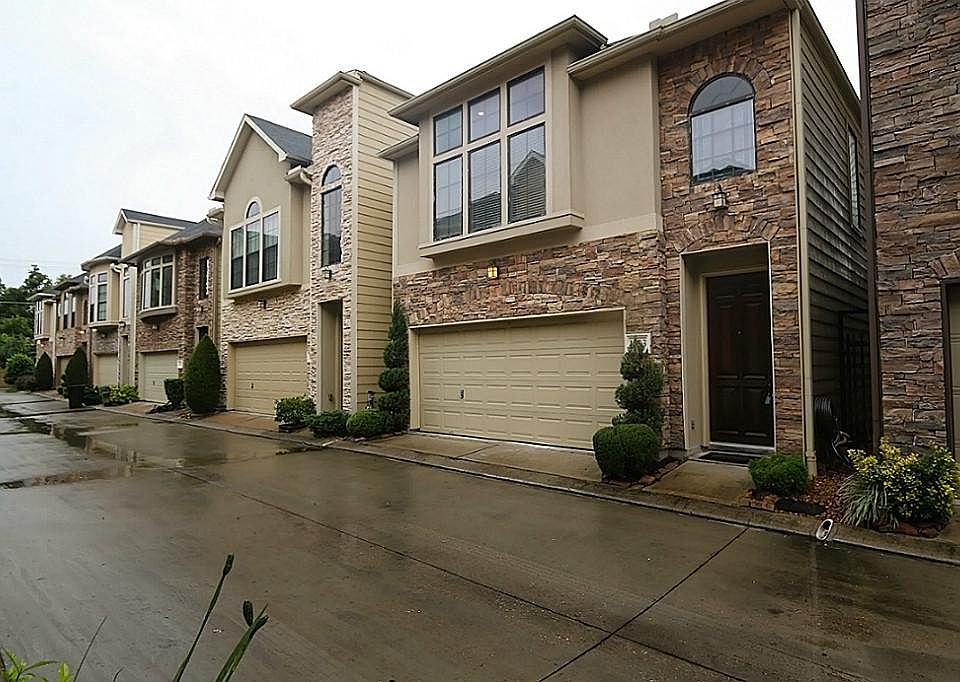 Walk to great restaurants and bars, or ride your bike over to Memorial Park from this lovely 2 story