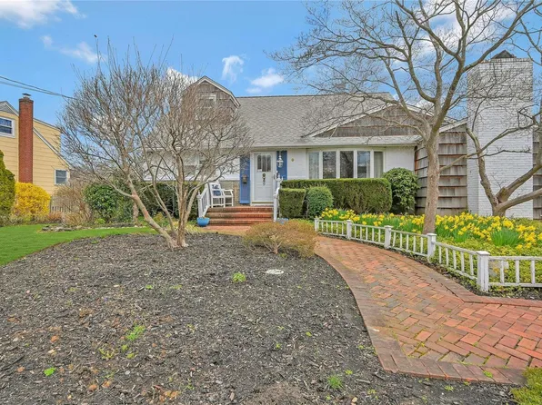 9 Holmes Place, Greenlawn, NY 11740