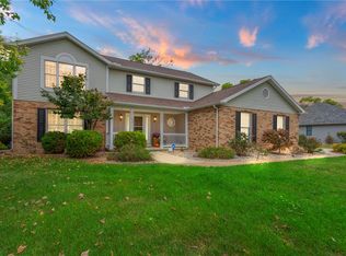 634 Fox Lake Dr, Charleston, IL